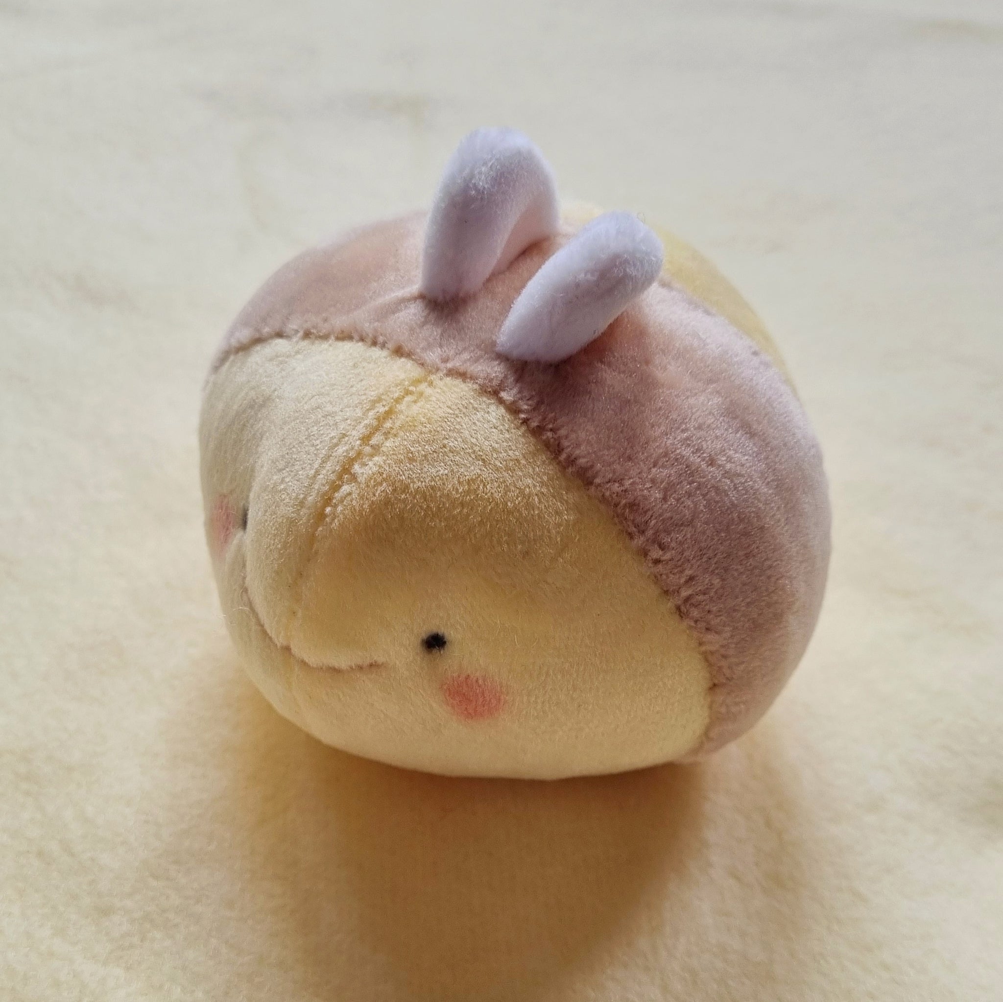 Mini Bee bun plush (approx 5cm tall, 7cm wide/long)